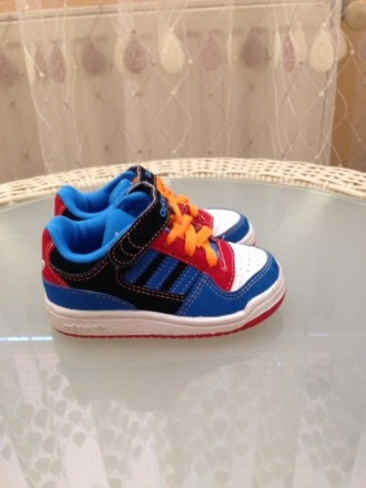 Модные яркие кроссовки Adidas. Оригинал. На шнурках и одна липучка. Нубук и кожа. . фото 4