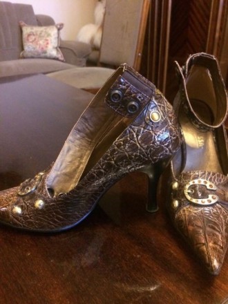 Жіночі туфлі з текстурованого шкірзамінника в гарному стані Колір: коричневий Ро. . фото 3