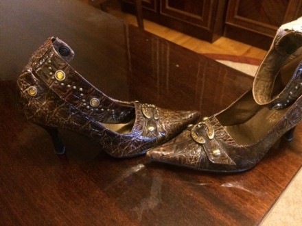 Жіночі туфлі з текстурованого шкірзамінника в гарному стані Колір: коричневий Ро. . фото 5