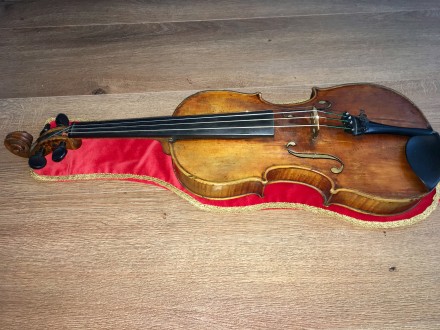 Скрипка с новым футляром, струны Томастик, без смычка.

Скрипка 4/4 мануфактур. . фото 2