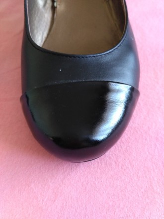 Туфли черные, кожаные. Носок лаковый, на каблучке золотая полоска. Каблук 3-4 см. . фото 4