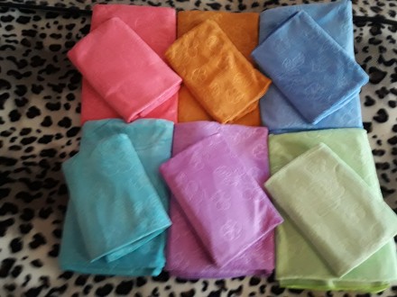Продаются наборы (комплекты) полотенец в ярких, сочных цветах.
Набор состоит:
. . фото 2