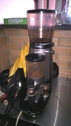 Срочно продам профессиональную автоматическую кофемолка б/у  La Cimbali MD Magnu. . фото 2
