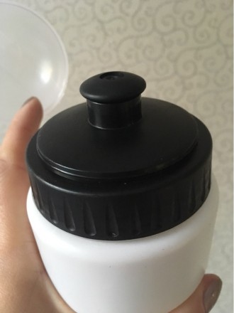 Эргономичная пластиковая спортивная бутылка для воды.

Цвет: белый
Емкость: 7. . фото 7