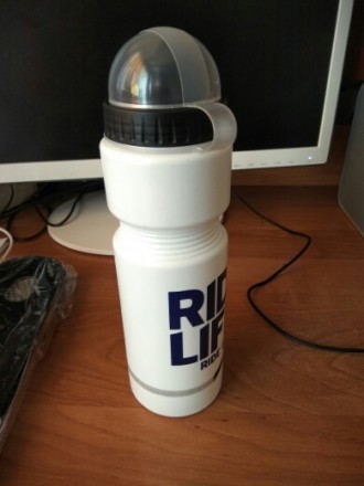 Эргономичная пластиковая спортивная бутылка для воды.

Цвет: белый
Емкость: 7. . фото 8