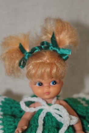 Куколка в шикарном вязаном платье с миленьким личиком. Волосы в норме, можно дел. . фото 3