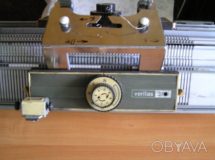 Двухфонтурная бытовая вязальная машина класса Veritas 360. Производство Textima,. . фото 1