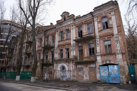 Продам отдельно стоящее 3-этажное здание под реконструкцию по ул. Дмитриевская, . . фото 3
