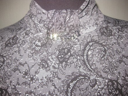 Очень красивая выходная блузка с красивым рисункам Под горлом есть брошка Обхват. . фото 5