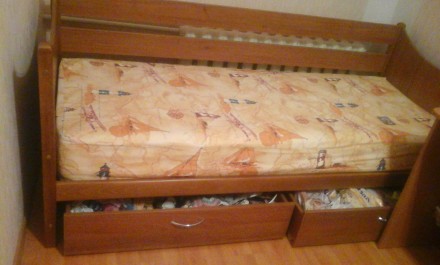 дерев яне ліжко з матрасом.. . фото 2