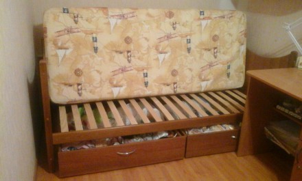 дерев яне ліжко з матрасом.. . фото 3