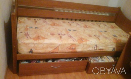 дерев яне ліжко з матрасом.. . фото 1