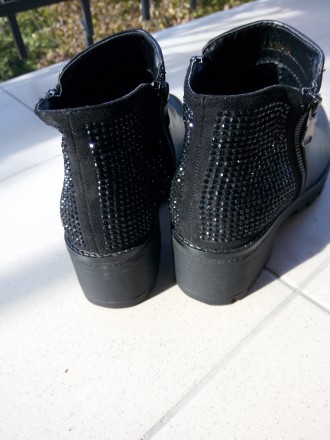 Чорні черевички, зручний невисокий каблук, довжина по устілці 23—23.5 см.Збоку н. . фото 4