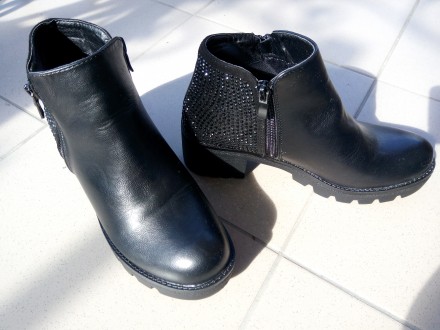 Чорні черевички, зручний невисокий каблук, довжина по устілці 23—23.5 см.Збоку н. . фото 5