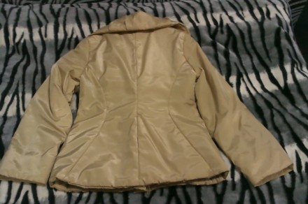 Куртка женская демисезон бежевого цвета,замеры:полуобхват груди- 54 см ,длина ру. . фото 4