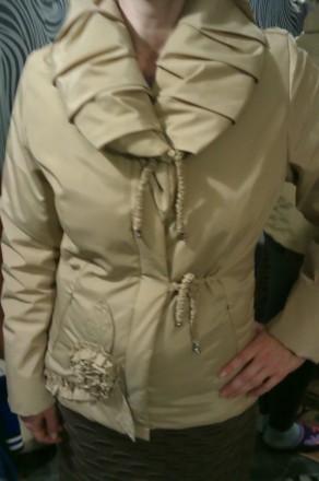 Куртка женская демисезон бежевого цвета,замеры:полуобхват груди- 54 см ,длина ру. . фото 2