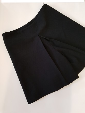 Трансформер юбка-шорты
Спереди смотрятся как юбка с двумя складками 
Сзади обы. . фото 3
