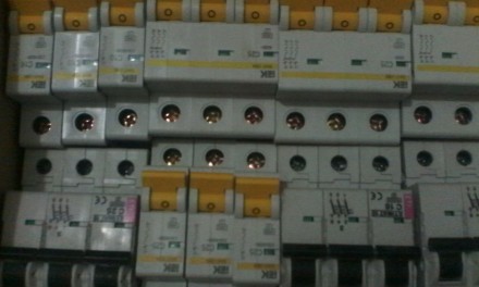 Продам выключатель автоматический 3х фазный(100 грн), однофазный 10,16,25 А(40 г. . фото 2