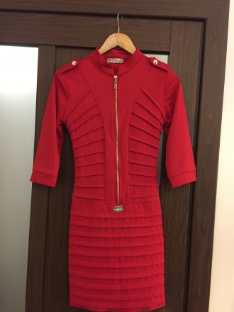 Красное платье 
Состояние- как новое 
Одевалось 1 раз 
Размер M. . фото 2