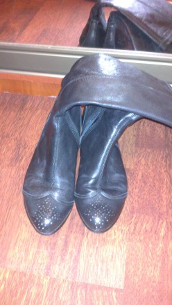 Черные кожаные сапожки с круглым носком, на небольшом каблучке, застегиваются на. . фото 2