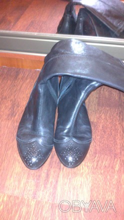 Черные кожаные сапожки с круглым носком, на небольшом каблучке, застегиваются на. . фото 1
