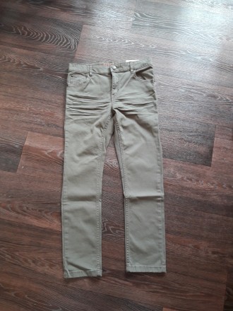 Продам новые джинсы фирмы Н&М. Возраст 9-10 лет. Не плотный джинс, похож на брюк. . фото 2