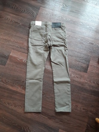 Продам новые джинсы фирмы Н&М. Возраст 9-10 лет. Не плотный джинс, похож на брюк. . фото 4