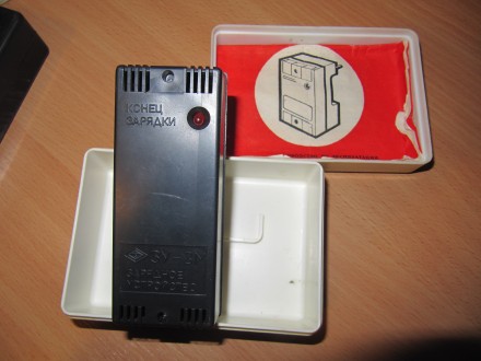 зарядное устройство конца 20-го века для акумуляторов типа батарейки Крона, сост. . фото 2