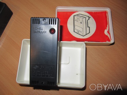 зарядное устройство конца 20-го века для акумуляторов типа батарейки Крона, сост. . фото 1