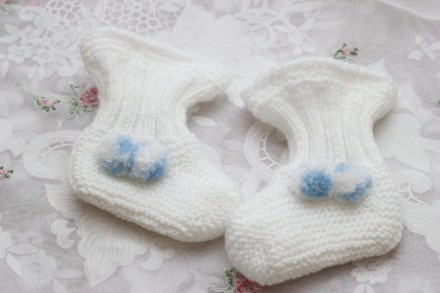 носочки на новорожденных 

всего 5 пар. длина стопы 9.5 см
4 пары связаны пря. . фото 5