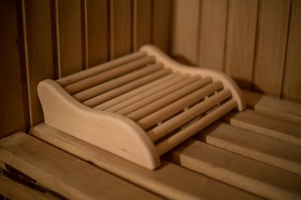 Подголовник деревянный в бане выполняет ту же важную функцию, что и подушка дома. . фото 3