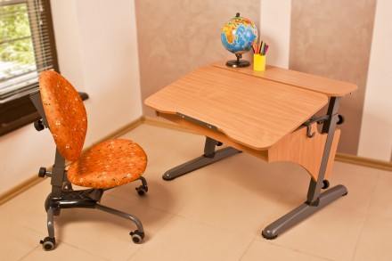 Детский стол, помимо регулировки высоты и угла наклона столешницы, имеет регулир. . фото 2