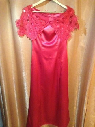 Шикарное  длинное красное платье 44 размера с декольте,отлично держится на плеча. . фото 5