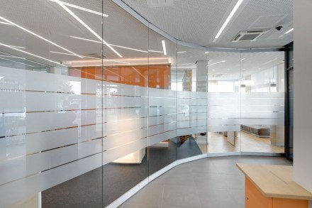 Компания СервусГласс предлагает изготовление конструкций из закаленного стекла. . . фото 2
