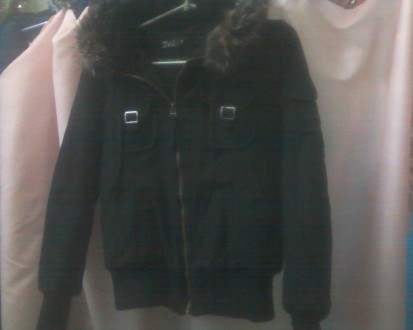 Продам женскую теплую короткую куртку черного цвета. Размер S. Ткань х/б. С капю. . фото 2
