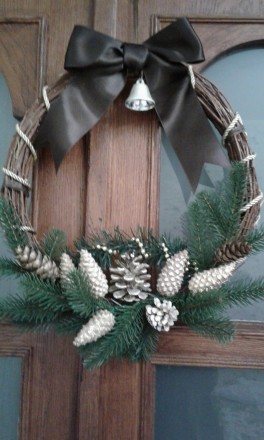 Рождественский веночек ручной работы, сделан из натуральной лозы и декорирован н. . фото 2