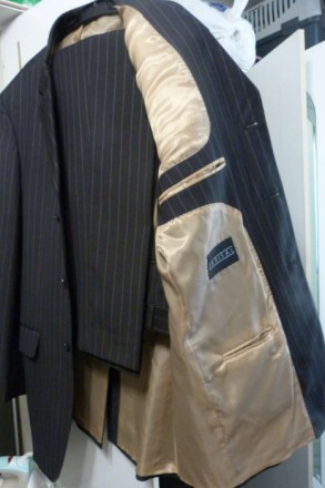 Однобортный мужской костюм, коричневого цвета в узкую полоску. Б/у, в отличном с. . фото 3