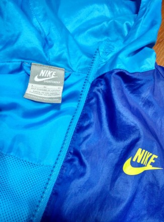 Спортивная курточка Nike на лёгкой подкладке из сеточки. Отличный вариант на лет. . фото 4