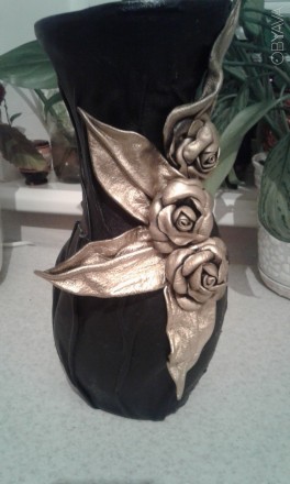 ваза в коже  оформлена кожаными розами будет отличным и необычным  подарком. . фото 1