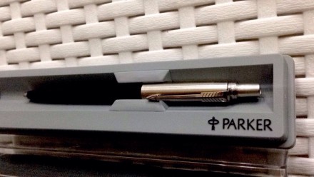 Шариковая ручка Parker 

Корпус: пластик/нержавеющая сталь

Отделка деталей:. . фото 2
