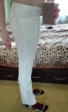 Очень крутые белоснежные джинсы, не застираны и не потерты. На левой штанине кра. . фото 3