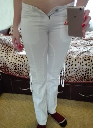 Очень крутые белоснежные джинсы, не застираны и не потерты. На левой штанине кра. . фото 2