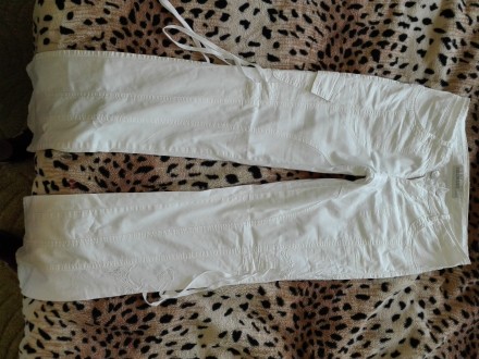 Очень крутые белоснежные джинсы, не застираны и не потерты. На левой штанине кра. . фото 5