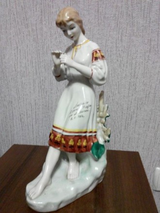 Фарфоровая статуэтка Советского периода "Гадание на ромашке".

Статуэтка описа. . фото 2
