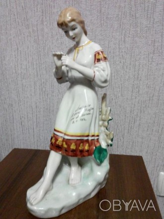 Фарфоровая статуэтка Советского периода "Гадание на ромашке".

Статуэтка описа. . фото 1