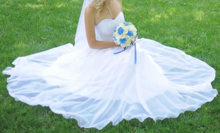 Продается отличное свадебное платье на стройную девушку.
Цвет белый, размер 44 . . фото 5