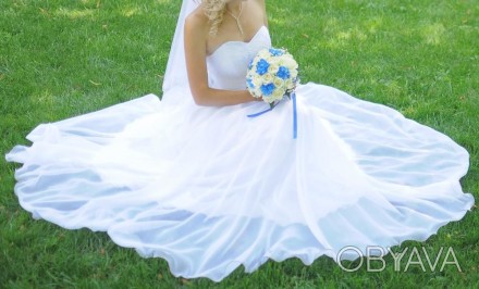 Продается отличное свадебное платье на стройную девушку.
Цвет белый, размер 44 . . фото 1