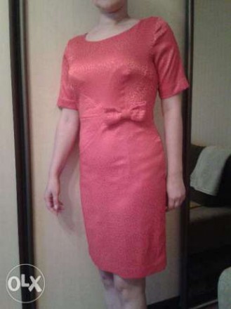 Абсолютно новое, нарядное яркое красное платье.
Размер 50
на поясе бант, ткань. . фото 2