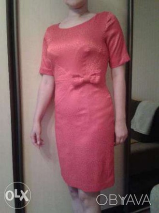 Абсолютно новое, нарядное яркое красное платье.
Размер 50
на поясе бант, ткань. . фото 1