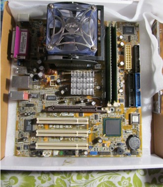 Набор:
Материнская плата Asus P4GE-MX rev. 2.02 Socet 478
Процессор Pentium 4 . . фото 2